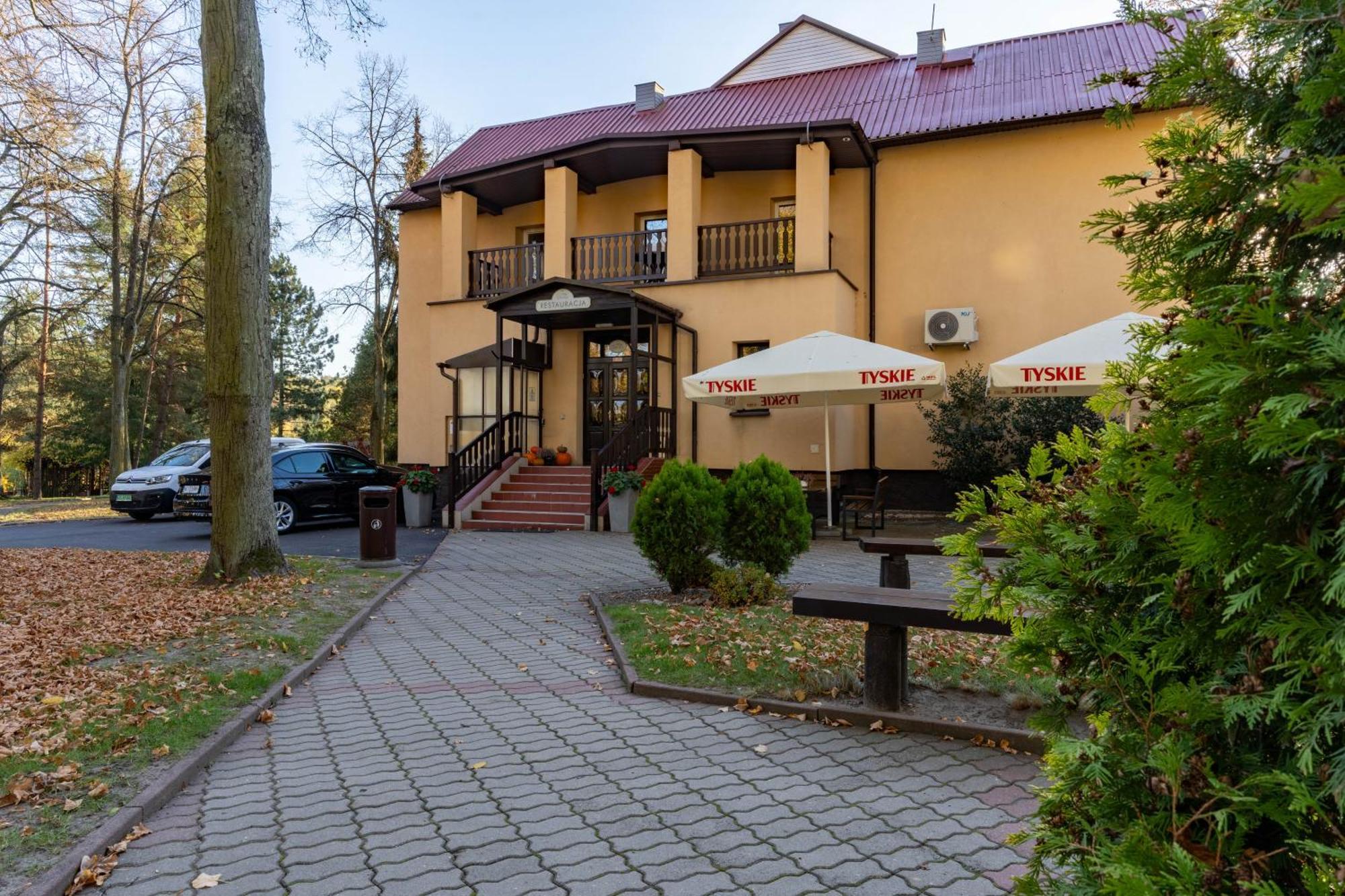 Hotel W Dobieszkowie Stryków Buitenkant foto