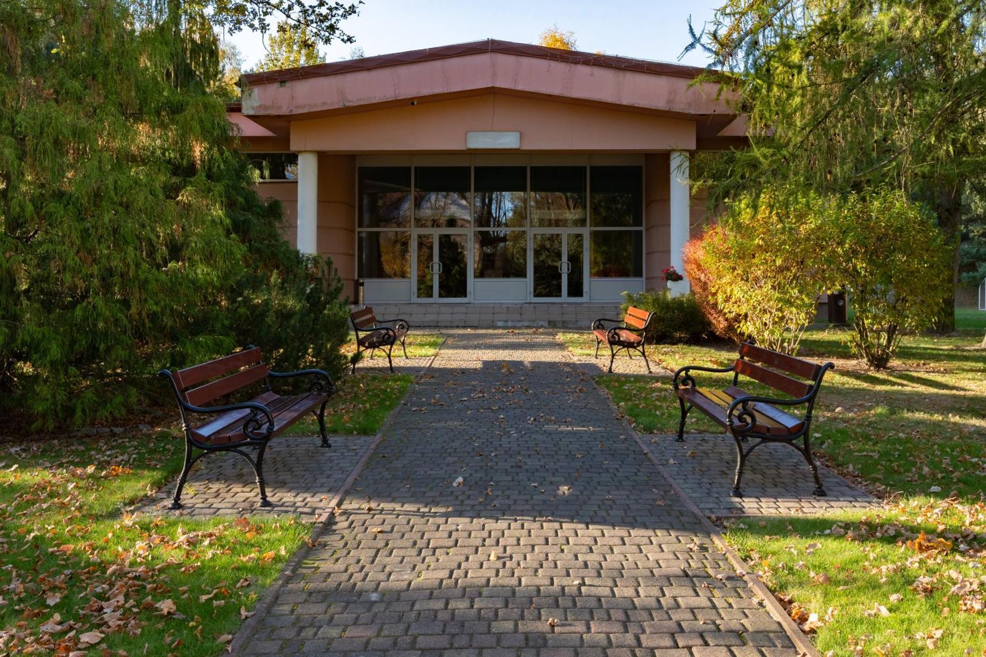 Hotel W Dobieszkowie Stryków Buitenkant foto