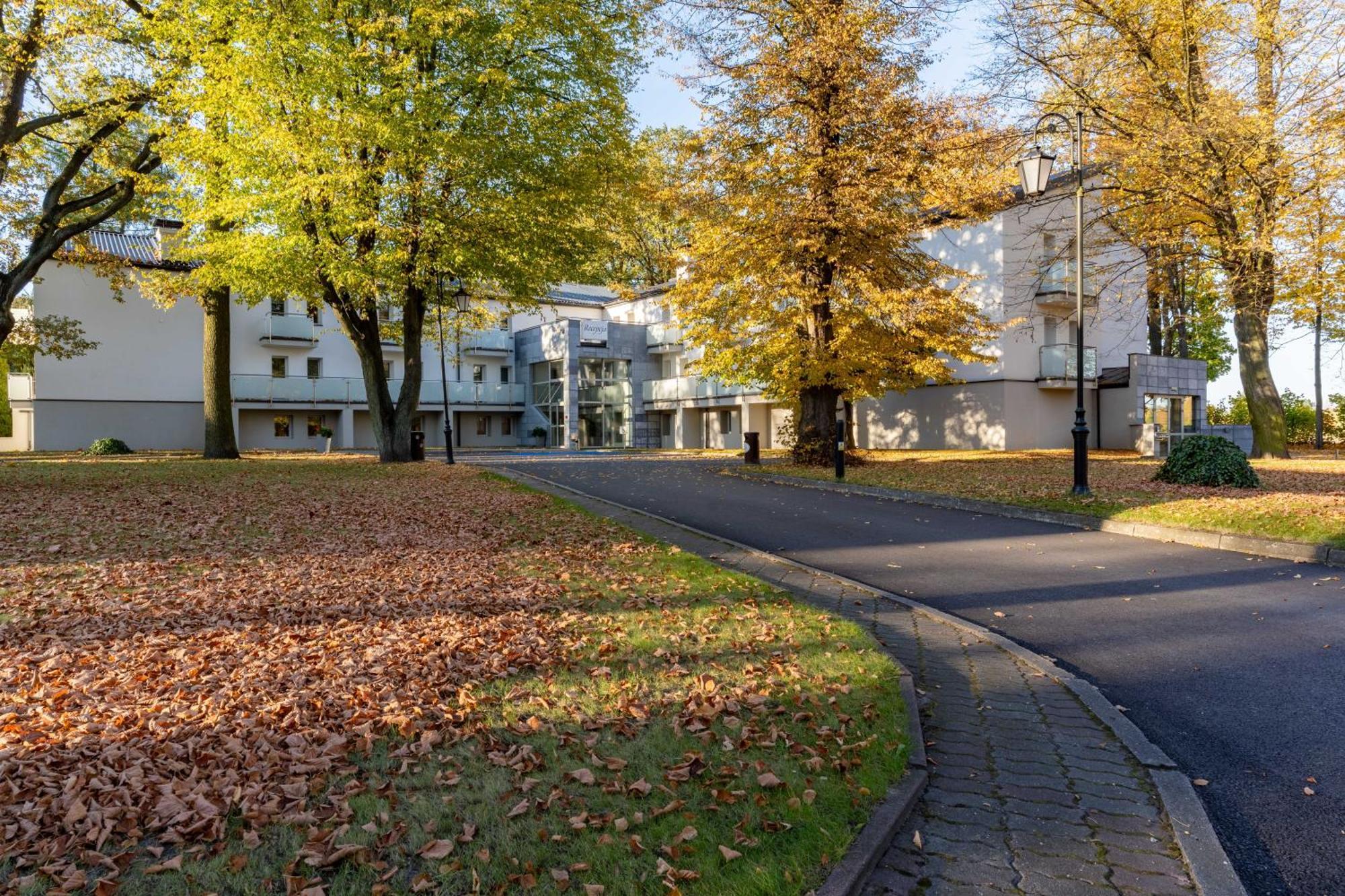 Hotel W Dobieszkowie Stryków Buitenkant foto