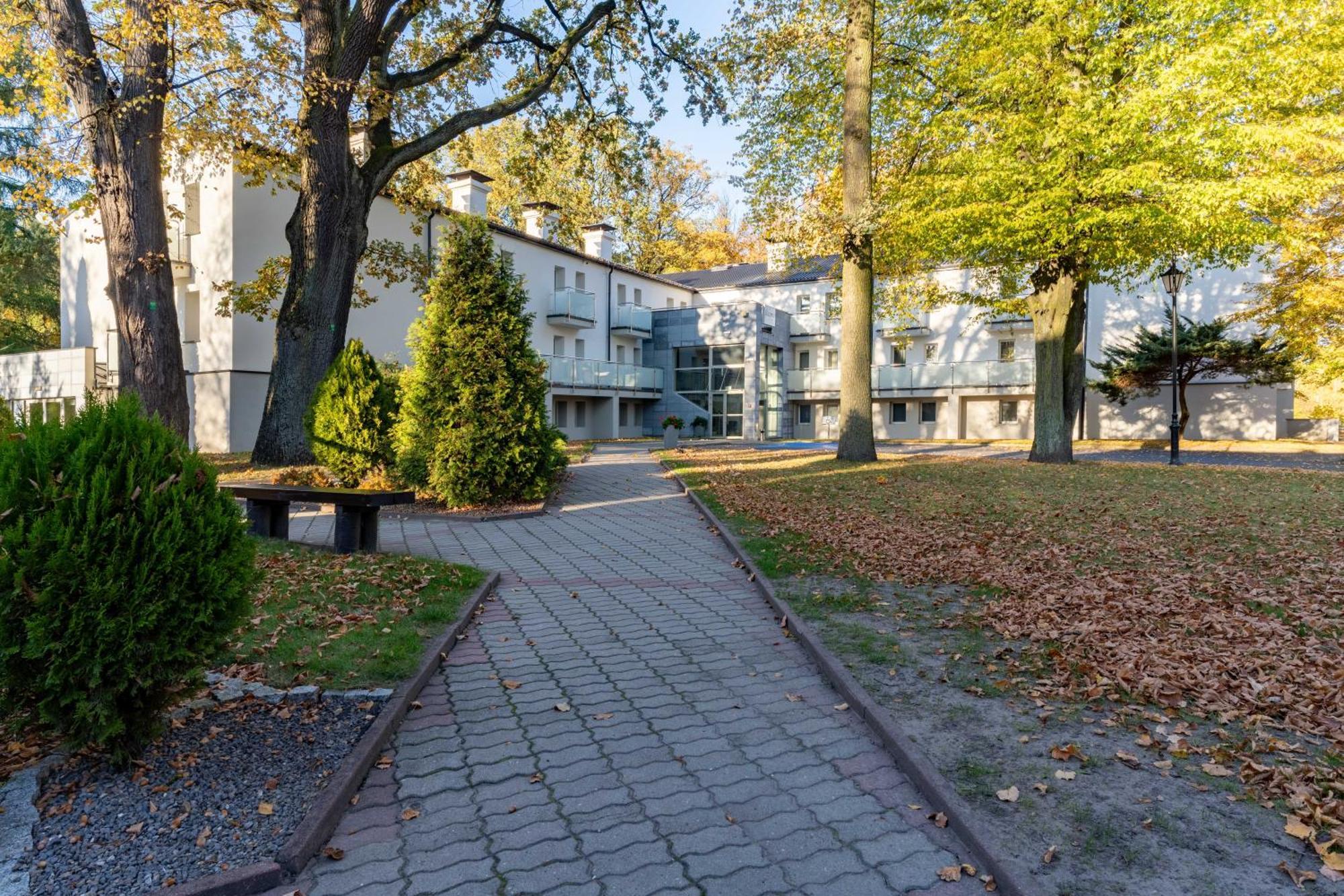 Hotel W Dobieszkowie Stryków Buitenkant foto