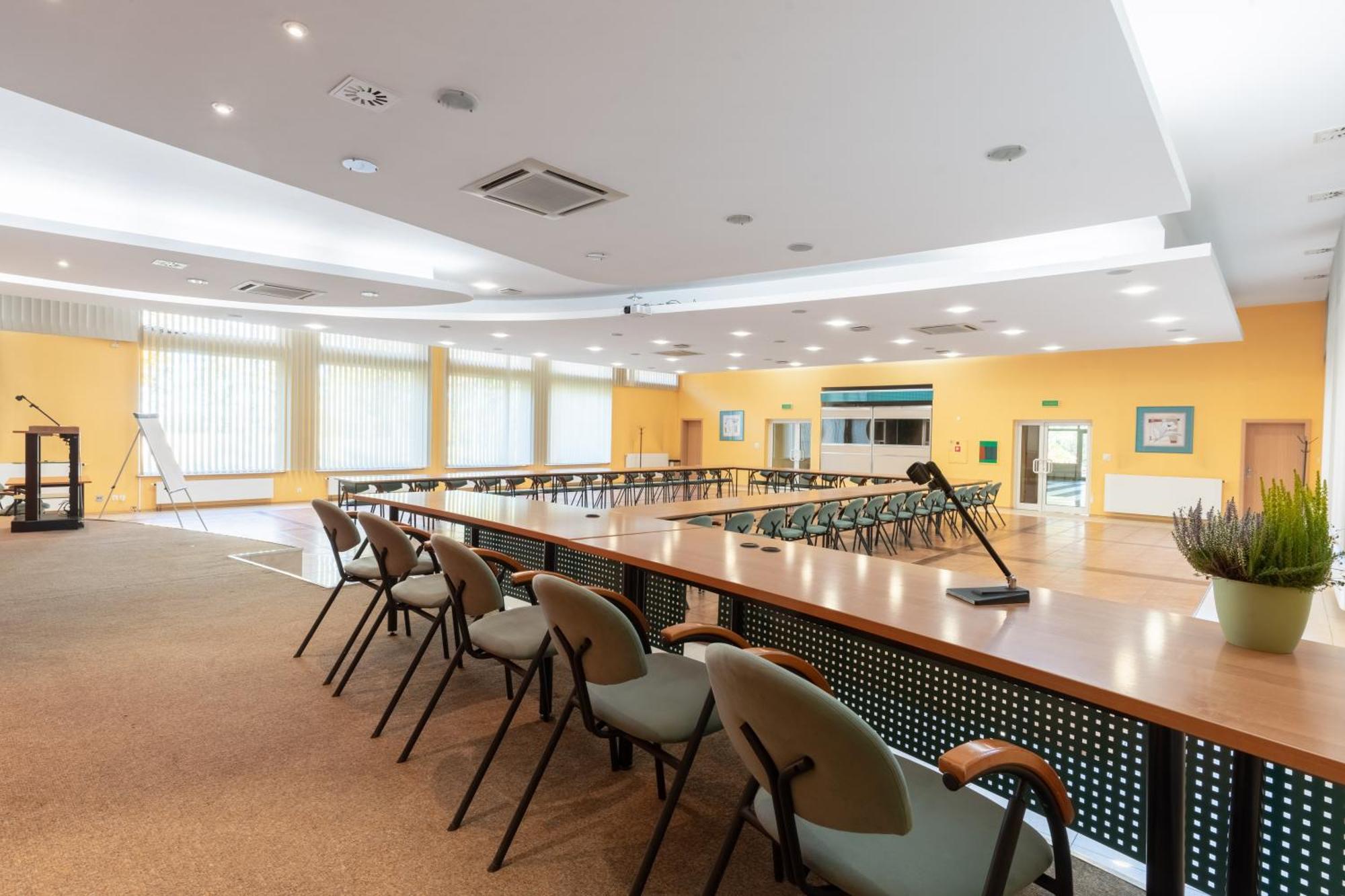 Hotel W Dobieszkowie Stryków Buitenkant foto