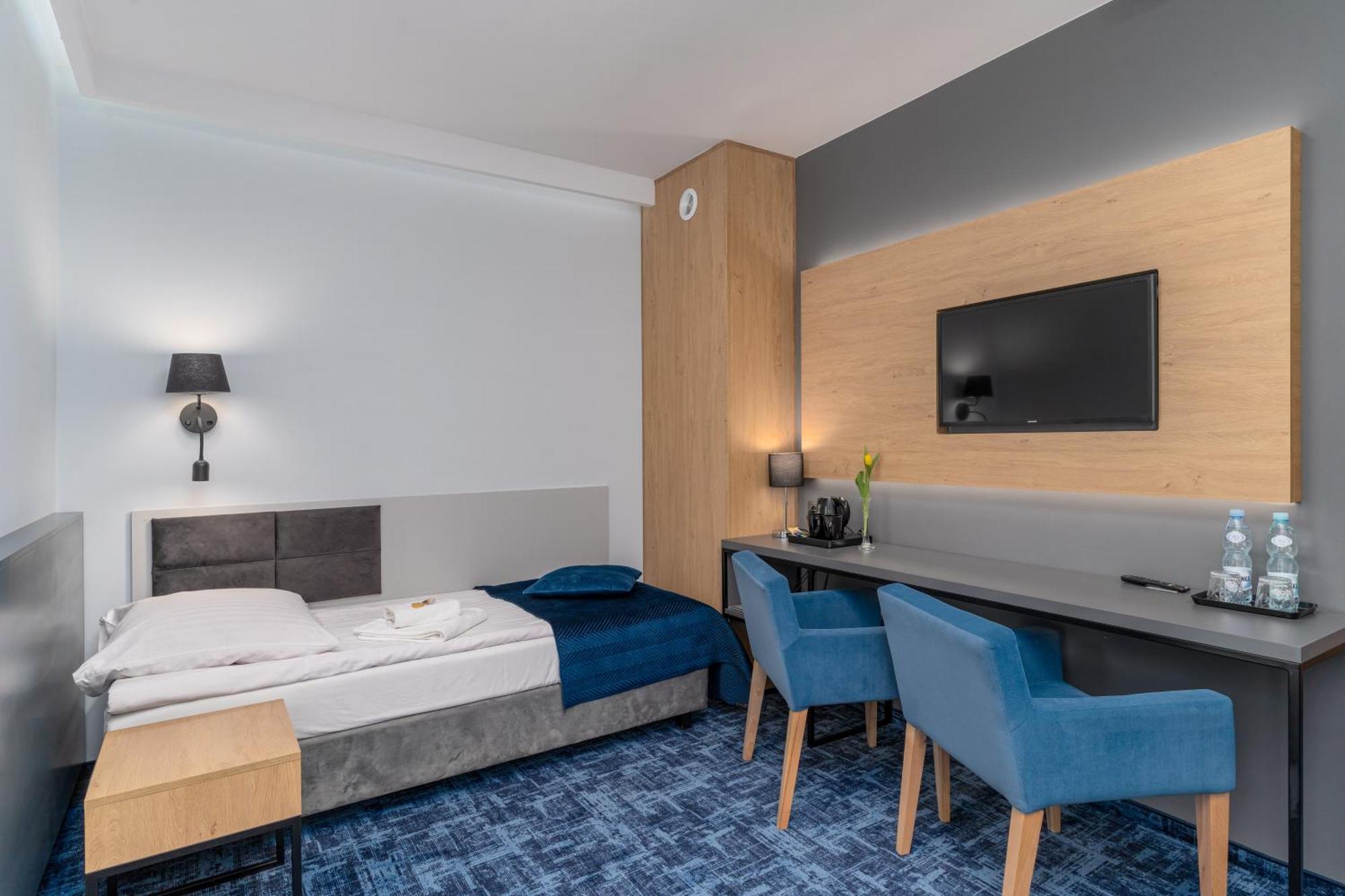Hotel W Dobieszkowie Stryków Buitenkant foto