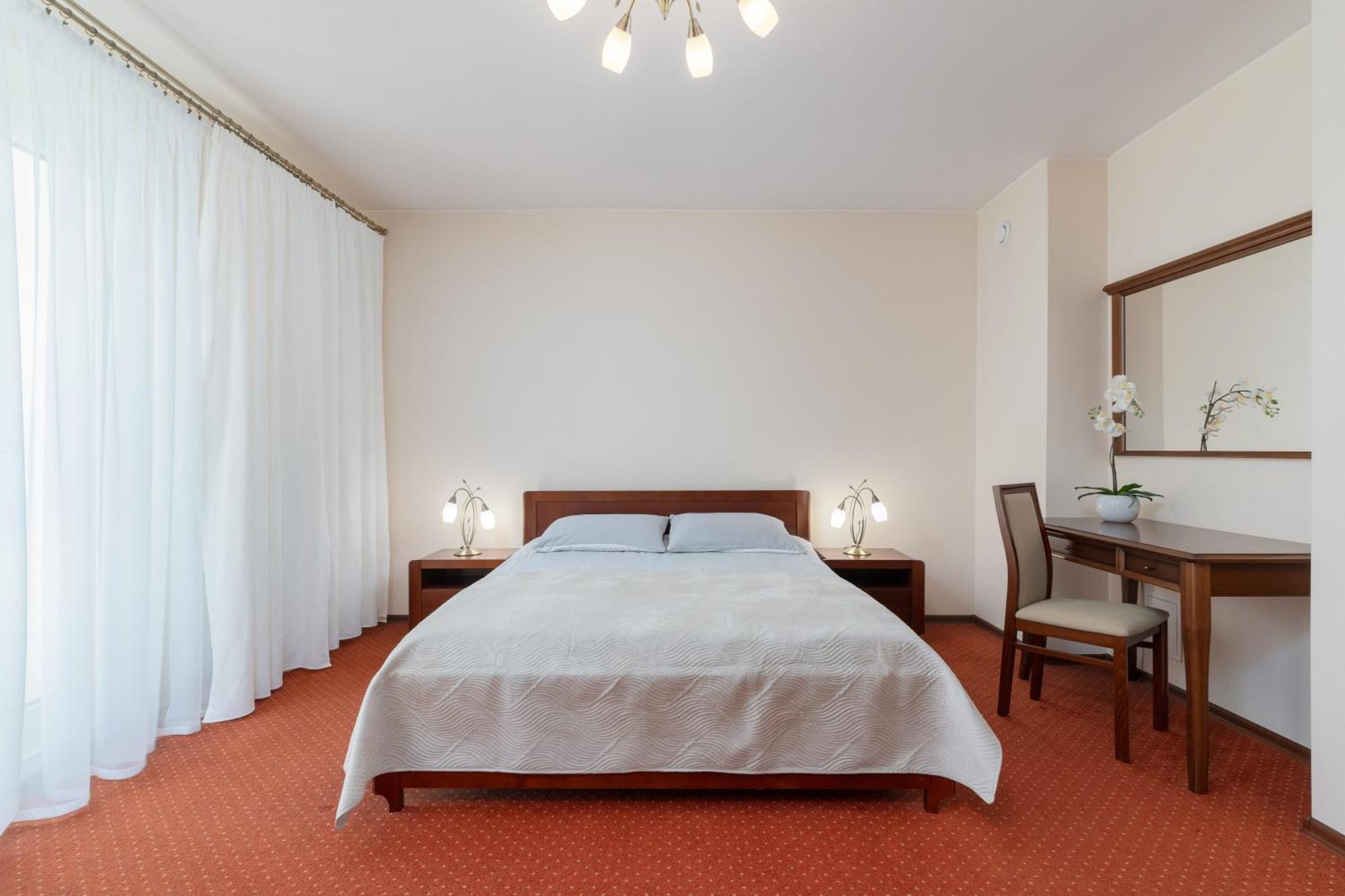 Hotel W Dobieszkowie Stryków Buitenkant foto