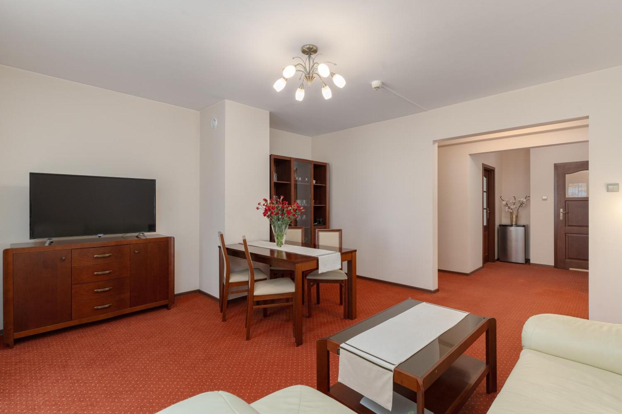 Hotel W Dobieszkowie Stryków Buitenkant foto