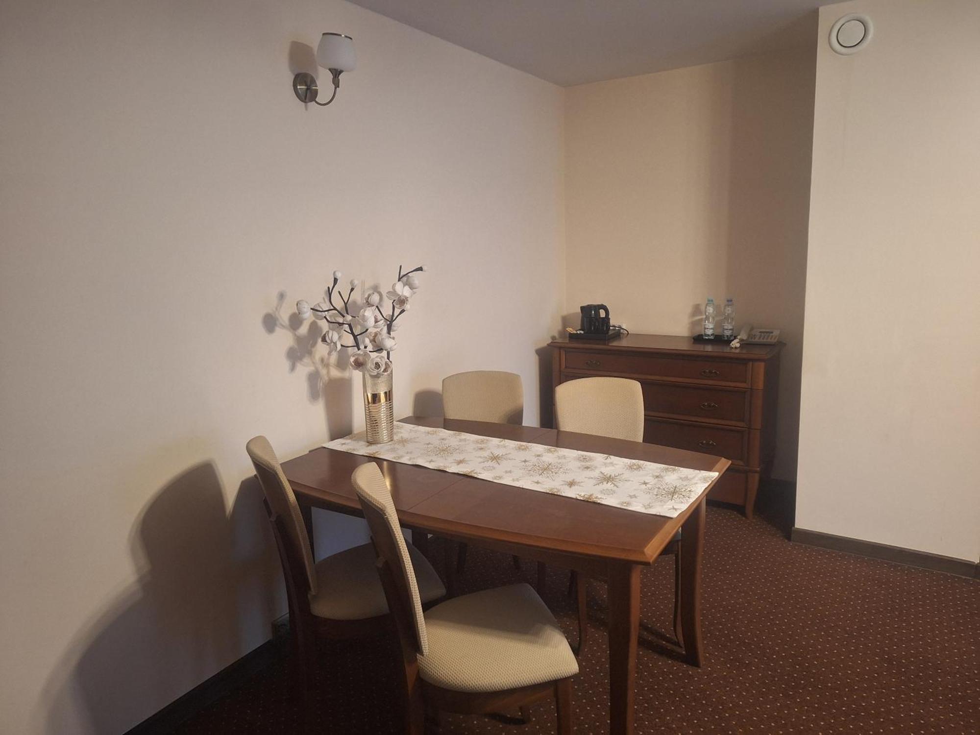 Hotel W Dobieszkowie Stryków Buitenkant foto