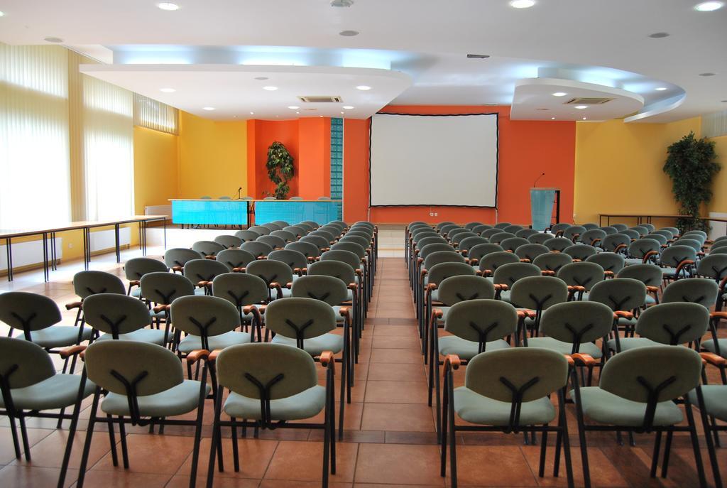 Hotel W Dobieszkowie Stryków Buitenkant foto