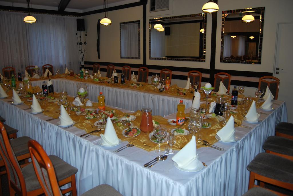 Hotel W Dobieszkowie Stryków Buitenkant foto