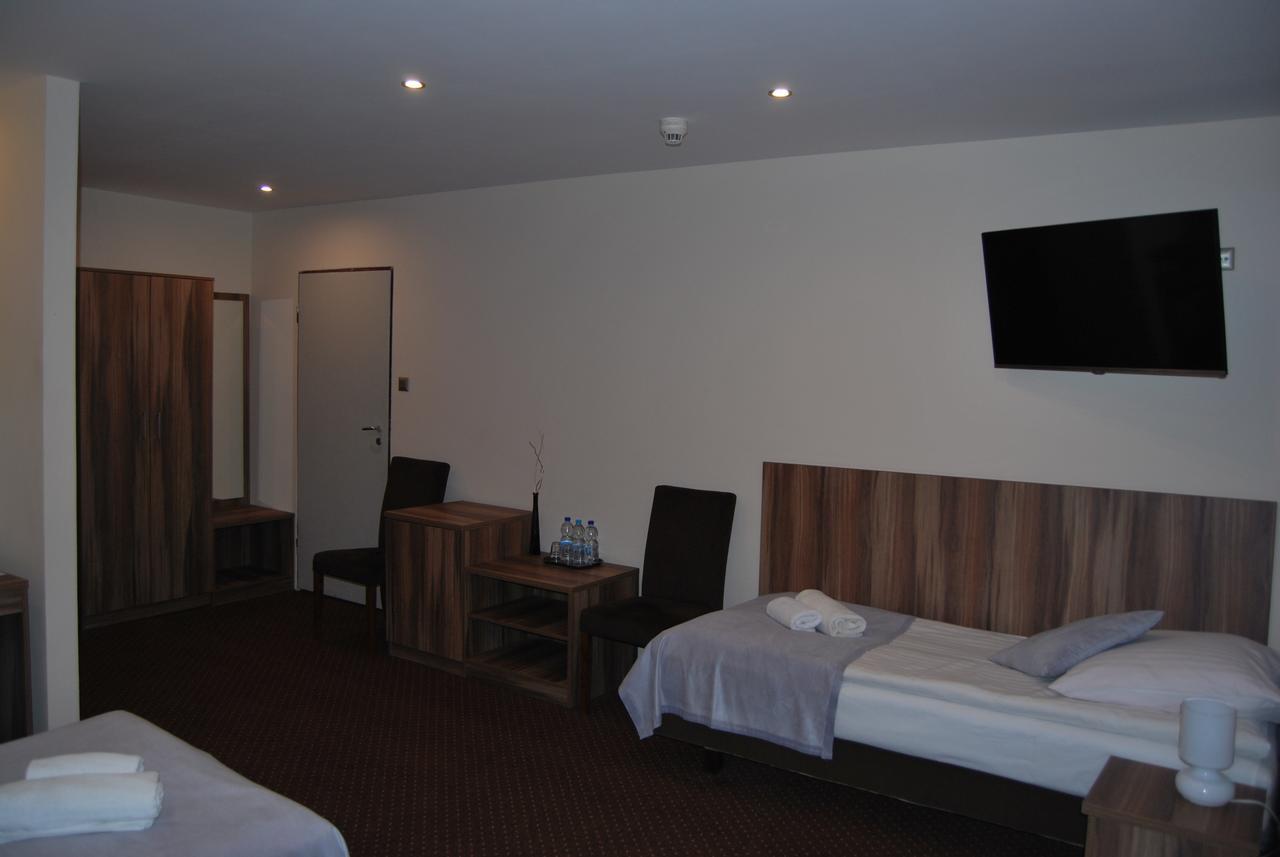 Hotel W Dobieszkowie Stryków Buitenkant foto